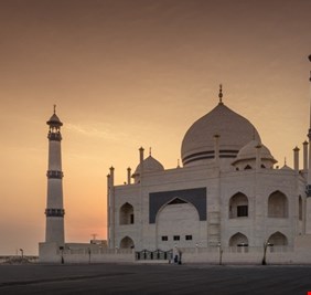 مسجد فاطمة الزهراء في الكويت  تحفة فنية تشبه تاج محل هندسياً وتختلف معه وجدانياً
