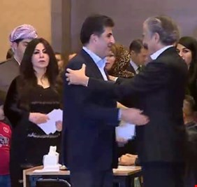 بالفيديو فيلسوف التقسيم في العالم، اليهودي ليفي يظهر في اربيل معانقاً نيجرفان في أحد مراكز تصويت الإستفتاء !