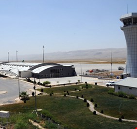 بغداد تلوح بحظر جوي ما لم يسلم الأكراد المطارات والمعابر