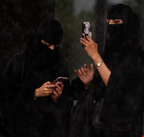 شاهد...فيديو جديد السعودي الذي هدد بحرق سيارات النساء