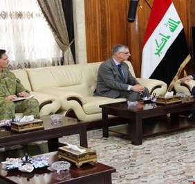 وزير الدفاع يستقبل السفير الاسترالي في بغداد