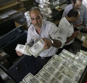 بعد ايقاف البنك المركزي  بيع الدولار الى اربيل، هبوط حاد في سعر الدينار المتداول في الإقليم أزاء الدولار