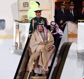 بالفيديو: كيف تعطل السلم الكهربائي بالملك سلمان في مطار موسكو، وماذ قالت عن هذه القضية؟