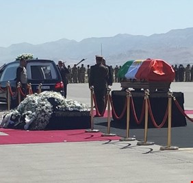 صورة سيريالية… رئيس جمهورية ( العراق) لا يُلف بعلم العراق!