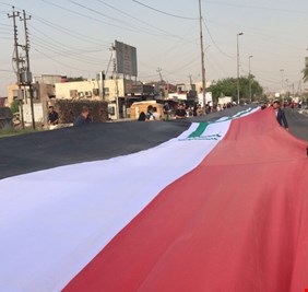 رداً على عدم احترام العلم العراقي في كردستان.. شباب بغداد يرفعون اطول علم للعراق !