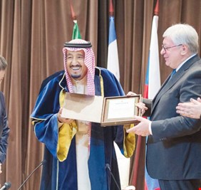 بالفيديو الروس يمنحون الملك السعودي شهادة الدكتوراة الفخرية، فيجيبهم وهو غير مصدق: (يعني الحين أنا الدكتور سلمان )!