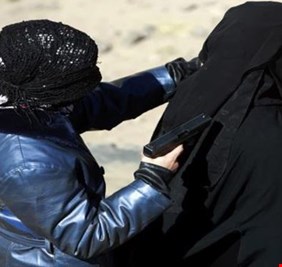 القبض على داعشية روسية تستخدم طفلة ايزيدية مختطفة كخادمة لها