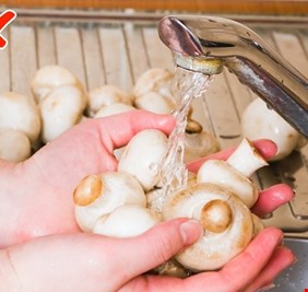 أطعمة لا يجب أبداً غسلها.. بعضها سيصدمك!