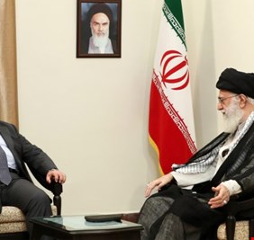 خامنئي يمتدح أداء العبادي وحكمته في ادارة الأزمات، ويلمح لاول مرة الى (مستقبله السياسي)!