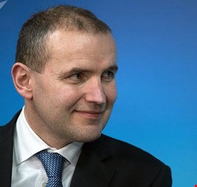 حمام ساخن يكسر أنف رئيس دولة