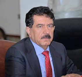 رفع العلم العراقي فوق مبنى محافظة كركوك اصاب كوسرت رسول بالجلطة