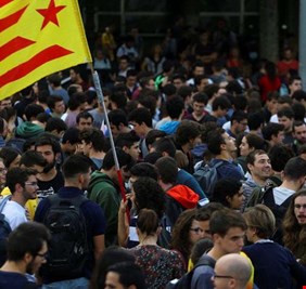 المحكمة الدستورية الإسبانية تُبطل قانون استفتاء كتالونيا