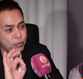 ماذا قال الفنان المصري حكيم عن وضع قدمه فوق آية قرآنية؟