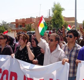 بعد تحطيم غروره وعنجهيته، البرزاني يتوسل بالأكراد المقيمين في دول العالم للتظاهر دعماً لكردستان (المحاصرة) !