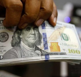 الدولار يقترب من أعلى مستوى في 3 أشهر