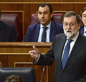 رئيس الوزراء الإسباني يدعو لاستعادة سيادة القانون ولانتخابات مبكرة في كتالونيا