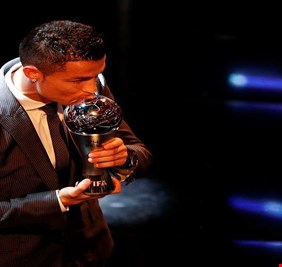 على هامش حفل “فيفا”.. رونالدو يخون صديقته الحامل