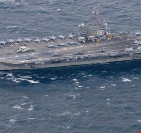 مدمرة أميركية تساعد سفينة صيد إيرانية هاجمها قراصنة