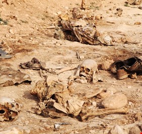 العثور على مقبرة جماعية لعناصر من الجيش والشرطة تضم رفات 50 شخصا بالحويجة