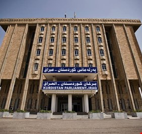 عاجل .. الان امام برلمان كردستان .. ايقاف العمل بقانون رئاسة الإقليم، وتوزيع صلاحيات البرزاني