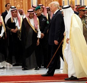 بعد أن حلبهم بـ450 مليار.. ترامب مؤيدا حملة اعتقالات ابن سلمان!