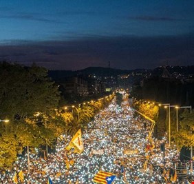 تظاهرات ضخمة ببرشلونة للإفراج عن المسؤولين الانفصاليين