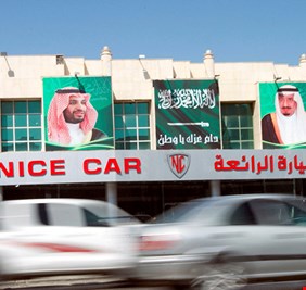 اللبنانيون (السنة) يحرقون صور  بن سلمان، ووزير الداخلية  اللبناني يأمر بإزالة صوره من شوارع طرابلس !