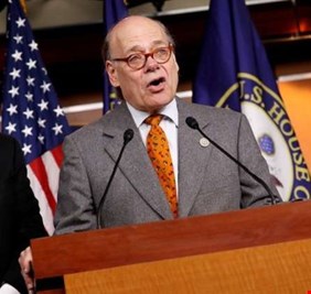 عضو في الكونغرس يطالب بعزل ترامب!