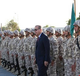 أردوغان يزور القاعدة التركية في قطر