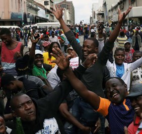 موغابي يلتقي القادة العسكريين اليوم لإجراء مفاوضات