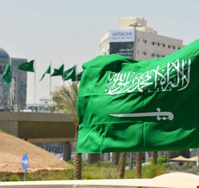 السعودية تفتح الأبواب الواسعة امام العراقيين .. 100 شخصية عراقية مدعوة لزيارة الرياض !