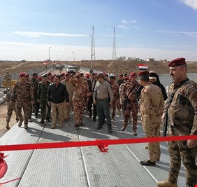 بعد الأنتصار السريع على داعش في راوه، وزير الدفاع يفتتح الجسر الرابط بينها وبين عنه ويتفقد قواته البطلة