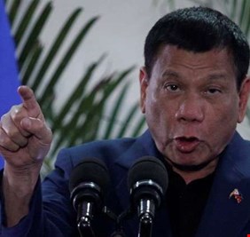 الرئيس الفلبيني يعد المسلمين بتصحيح 