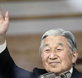 إمبراطور اليابان يتنازل عن العرش