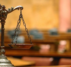 قاض سعودي يثير موجة من الغضب لتورطه بعلاقات مشبوهة مع متزوجات