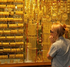 الذهب يتجه لأكبر انخفاض أسبوعي منذ أيار بفعل ارتفاع الدولار