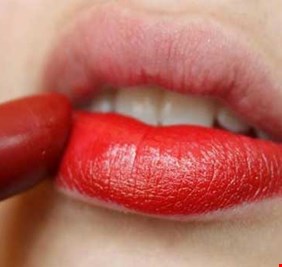 تحدي أحمر الشفاه يجتاح مواقع التواصل الاجتماعي...والسبب؟