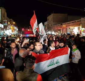 احتفالات أبناء القوات الأمنية والحشد الشعبي والجماهيرأمام منزل الإمام السيستاني ابتهاجاً بالنصر
