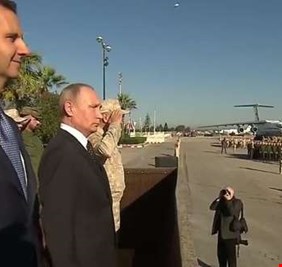 بوتين يزور قاعدة حميميم في سوريا.. ويلتقي بالأسد