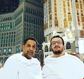 الشاب خالد معتمرا بملابس الإحرام: الحمد لله