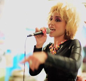 المغنية الأمريكية جوي فيلا تتهم مدير حملة ترامب الرئاسية بالتحرش