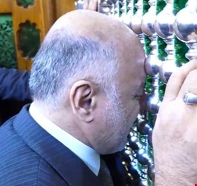 في عيد الجيش، وأعياد النصر، العبادي يزور الإمام الكاظم شاكراً، وشاكياً وباكياً ظلم الأشقاء والأصدقاء