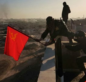 العلم الشيوعي يرفرف في الرقة السورية