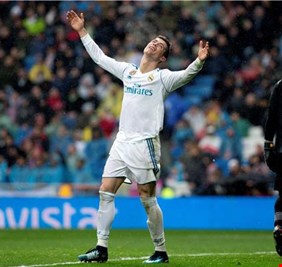 ريال مدريد يخسر مع الفياريال ويفقد الليغا، والجمهور  الملكي يقذف اللاعبين بالقناني