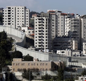 صور السيّد نصرالله و عماد مغنية ترفع في قلب تل أبيب!