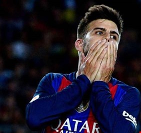 برشلونة يمدد عقد بيكيه بشرط جزائي 