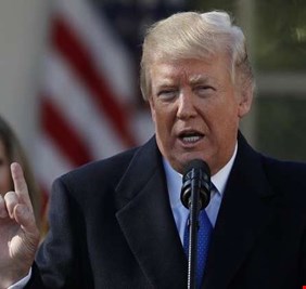 ترامب يوقع قانونا يسمح بمراقبة الأمن للإنترنت دون إذن قضائي