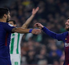 برشلونة يكتسح ريال بيتيس ويبتعد بصدارة الليجا