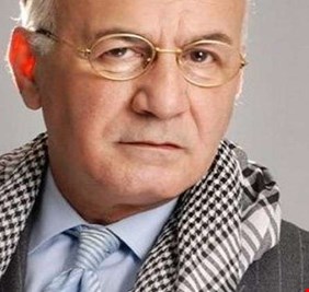 الفنان المصري عزت أبو عوف يدحض شائعة حرق أفلامه