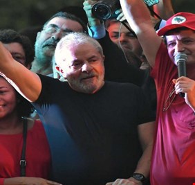 القضاء البرازيلي يمنع الرئيس الأسبق لولا دا سيلفا من مغادرة البلاد